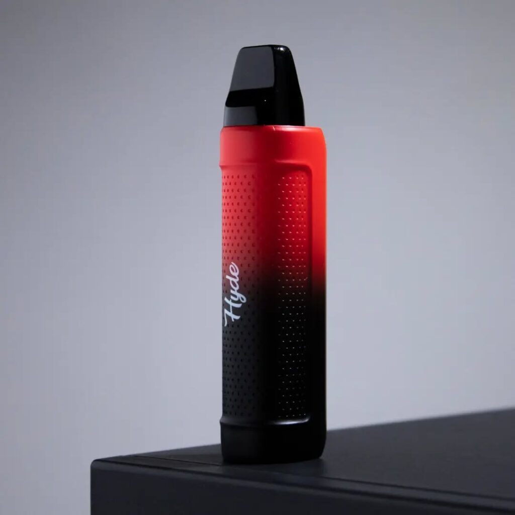 Fotografía de vapeador rojo y negro tomada en estudio profesional en Medellín