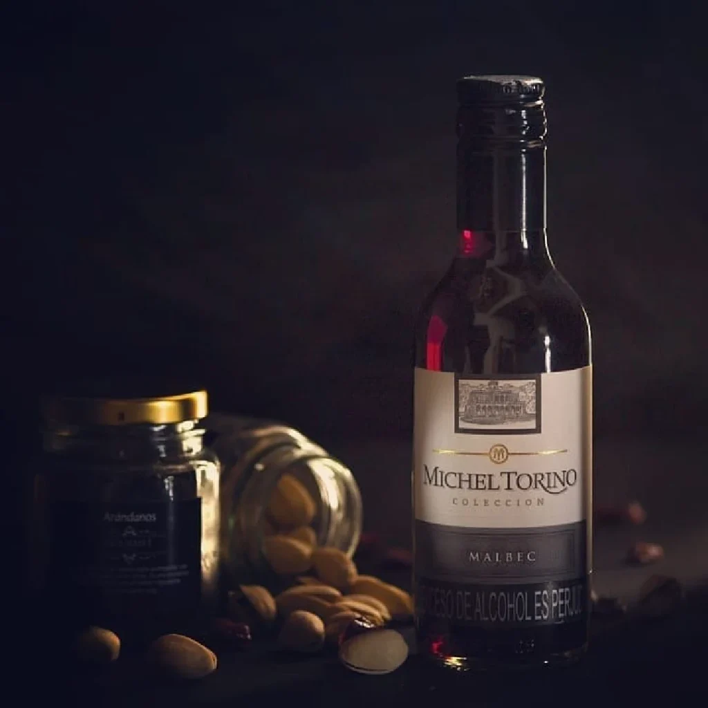 Fotografía de botella de vino Michel Torino en estudio profesional en Envigado
