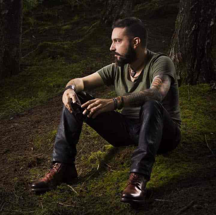 Fotografía de retrato masculino en Medellín con iluminación dramática en el bosque