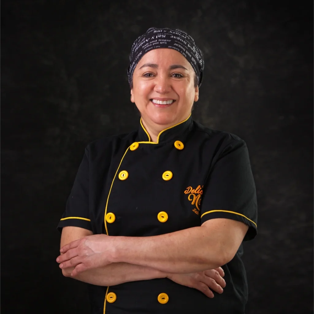 Retrato profesional de una mujer vestida de chef realizado por Amarillo LAB en Medellín